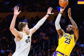 包含赛地聚焦——NBA常规赛集结日热度飙升，曼联刷新队史纪录，更衣室稳定，赛程密集仍需轮换的词条