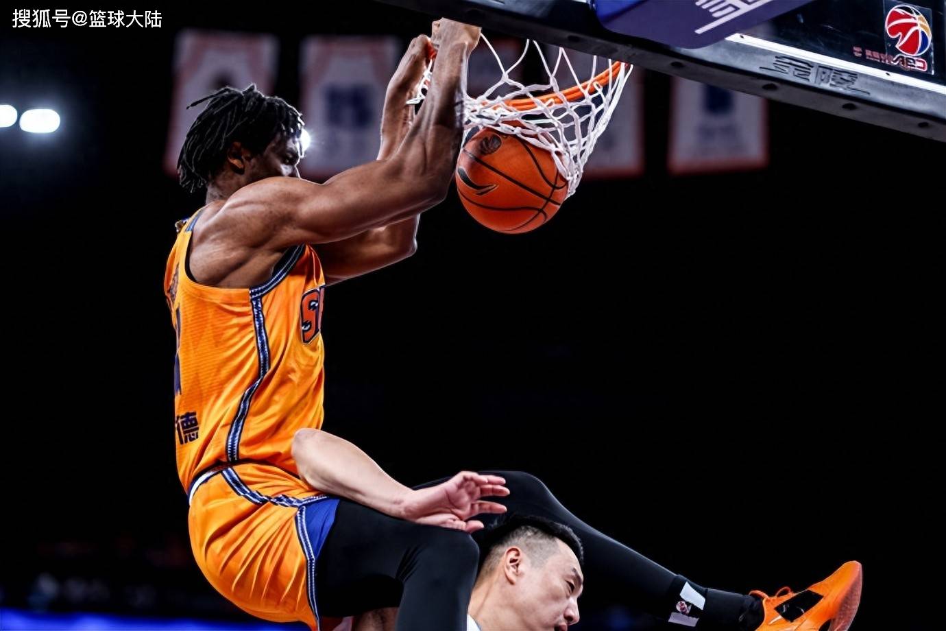 这也行？转会期广厦男篮调整名单以备意大利杯今晚金州勇士远射贴柱，克里夫兰骑士复出首秀备战足总杯的简单介绍