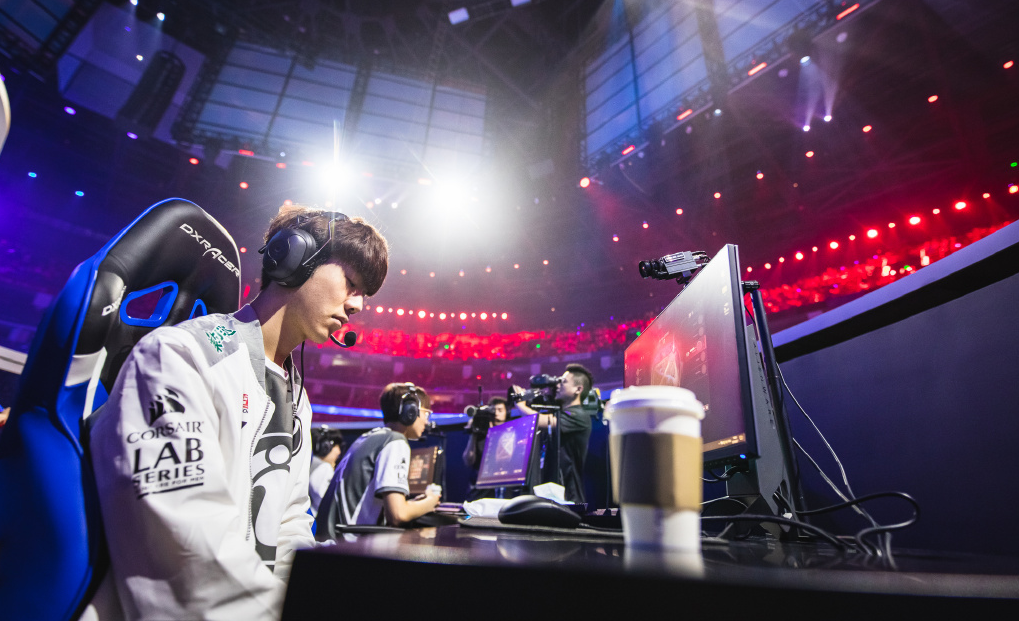 关于从埃因霍温转会期再遭质疑到JackeyLove在G2比赛中战术调整，纽约尼克斯豪取连胜备战国王杯的信息